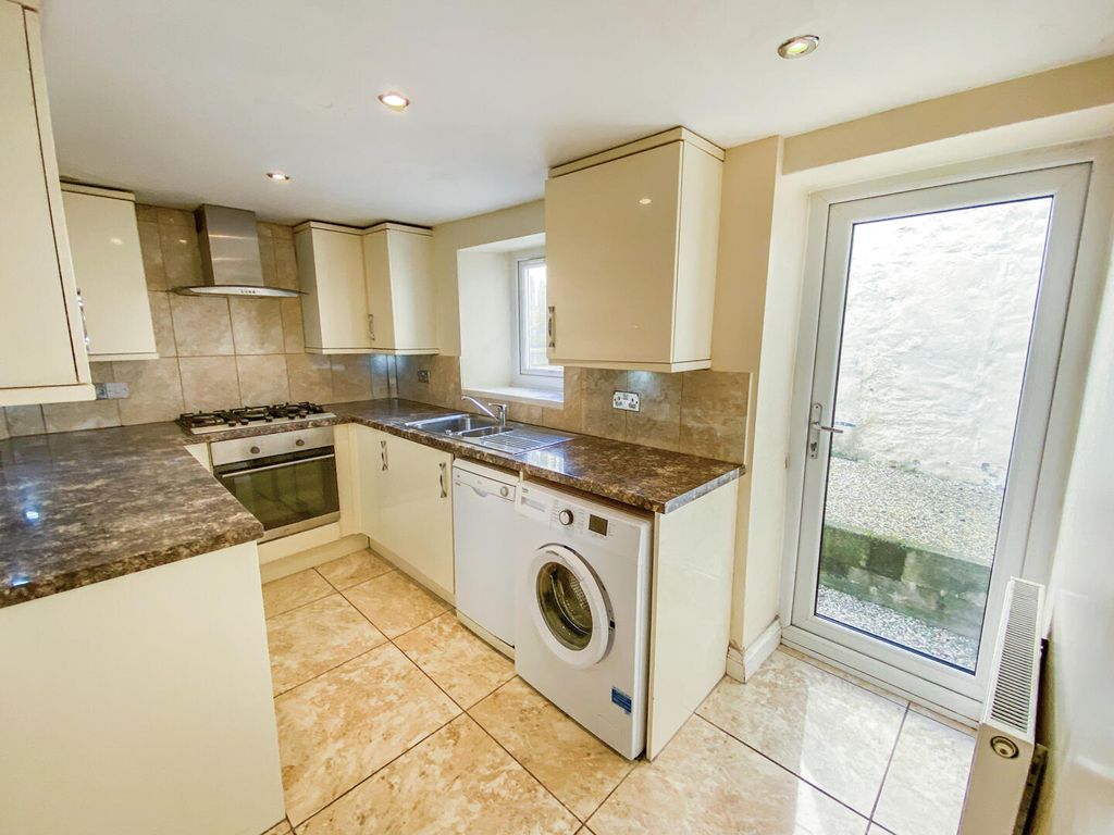 Property photo 2 of 11 Kitchen