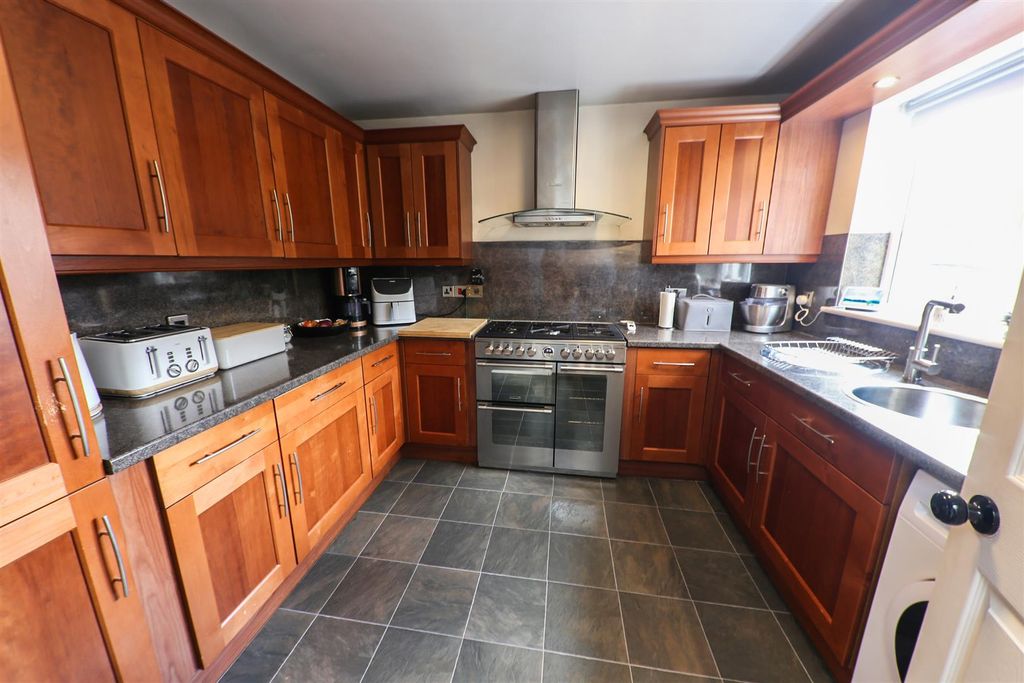 Property photo 3 of 25 Kitchen