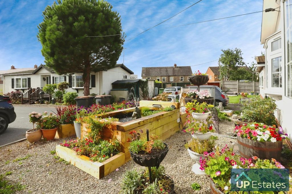 Property photo 2 of 17 Front Garden