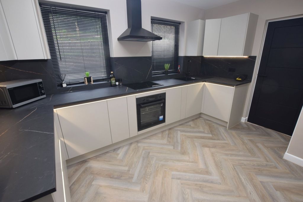 Property photo 1 of 10 Kitchen