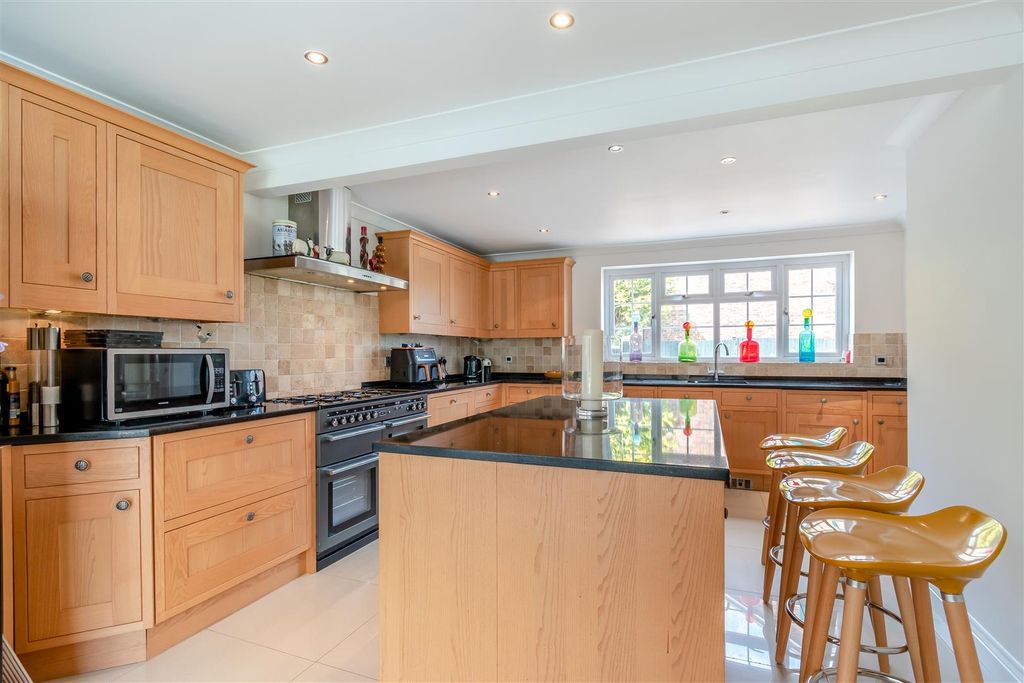 Property photo 3 of 18 8646963-Interior05.Jpg