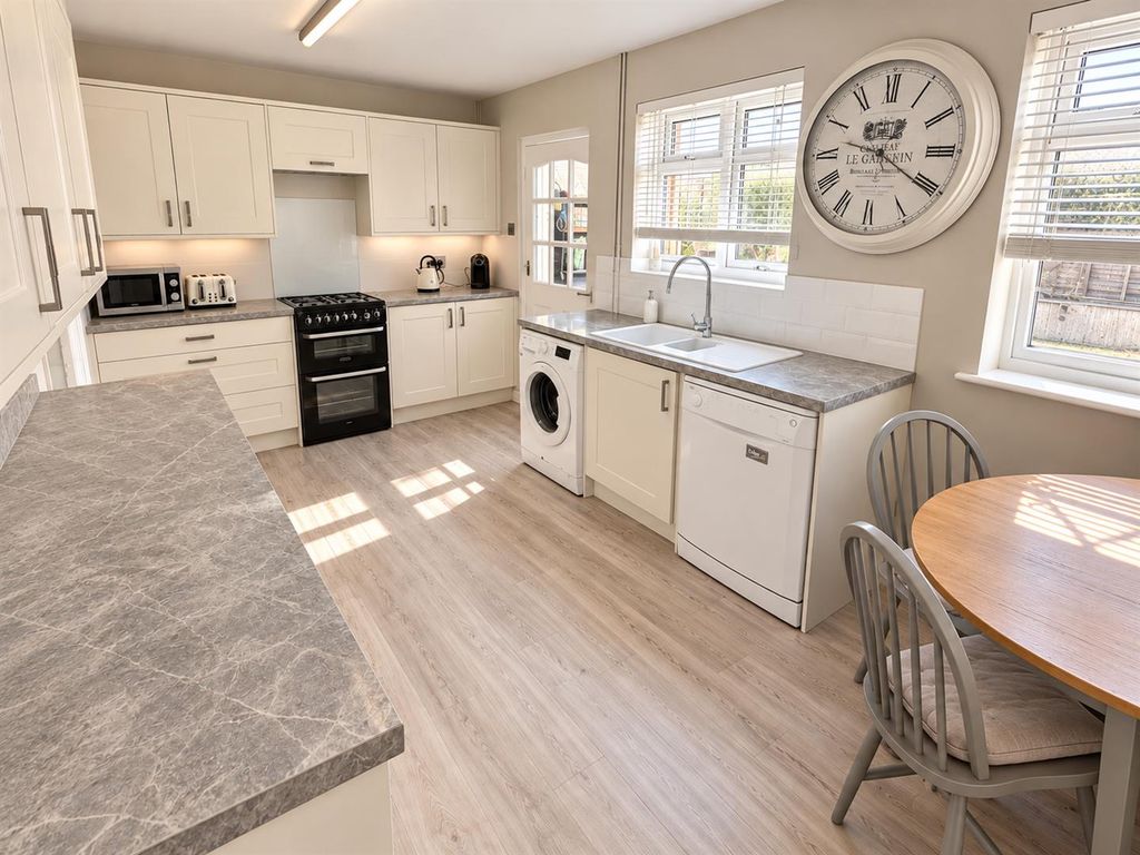 Property photo 2 of 15 Fbb3530C-6Ac7-4Ab7-9B53-38030608E35D.Png