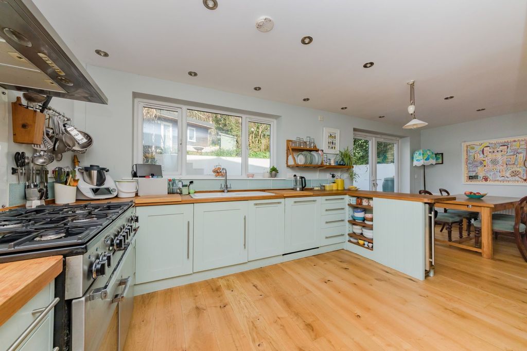 Property photo 2 of 31