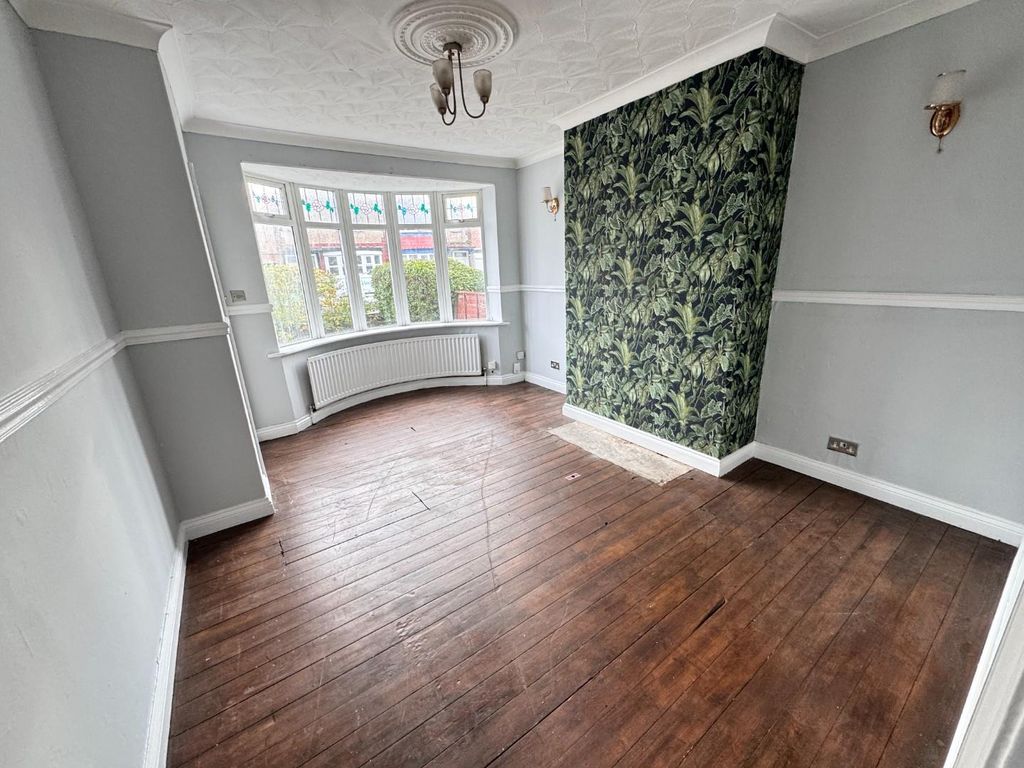 Property photo 3 of 19 Lounge