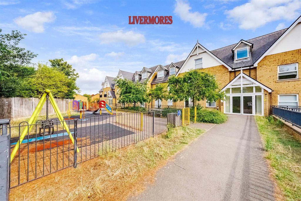 Property photo 1 of 12 Comunal Area/Front