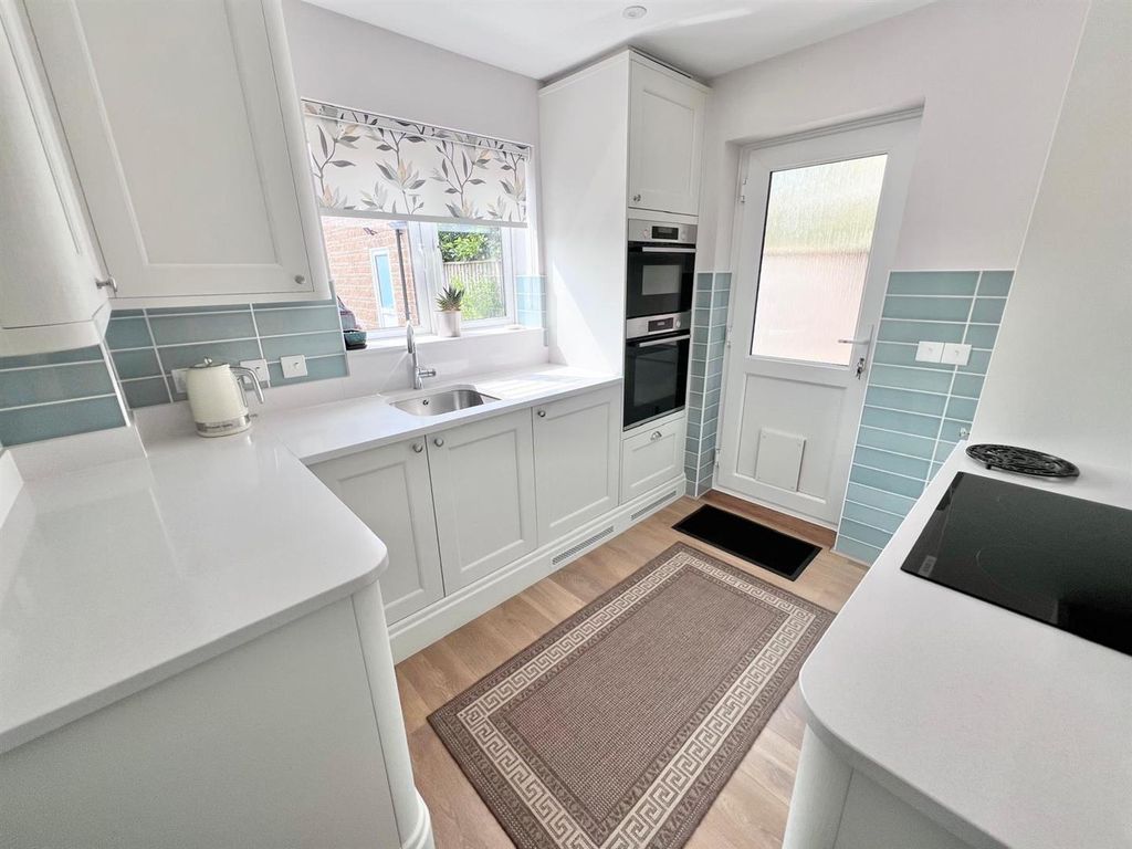 Property photo 3 of 19 Kitchen