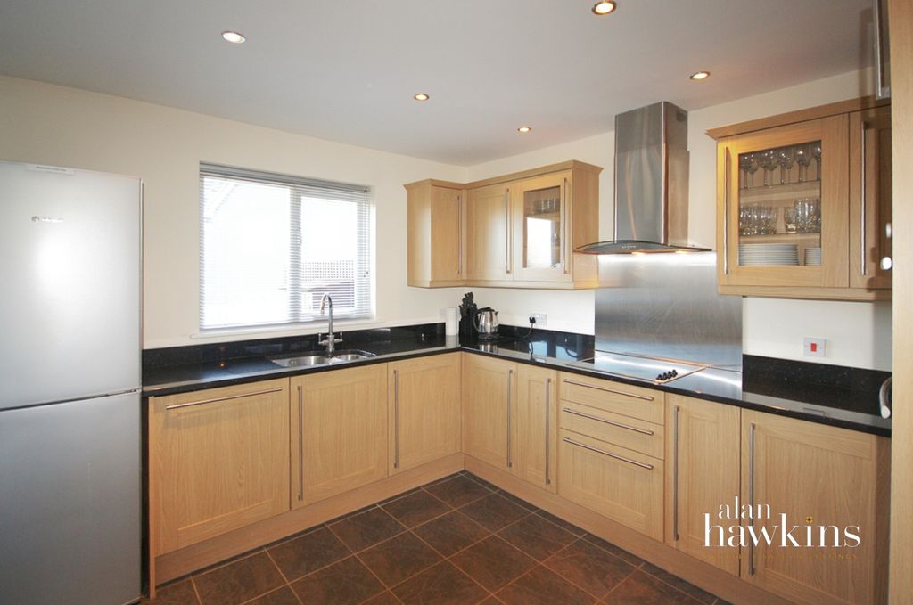 Property photo 2 of 6 Lrg_Kitchen-2