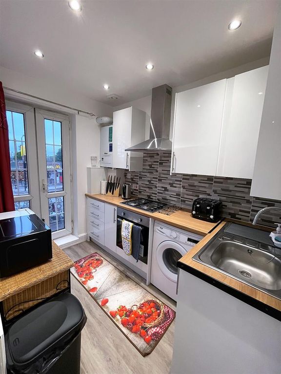 Property photo 3 of 11 Beautiful Newly Refurbished One Bedroom Flat In Ol