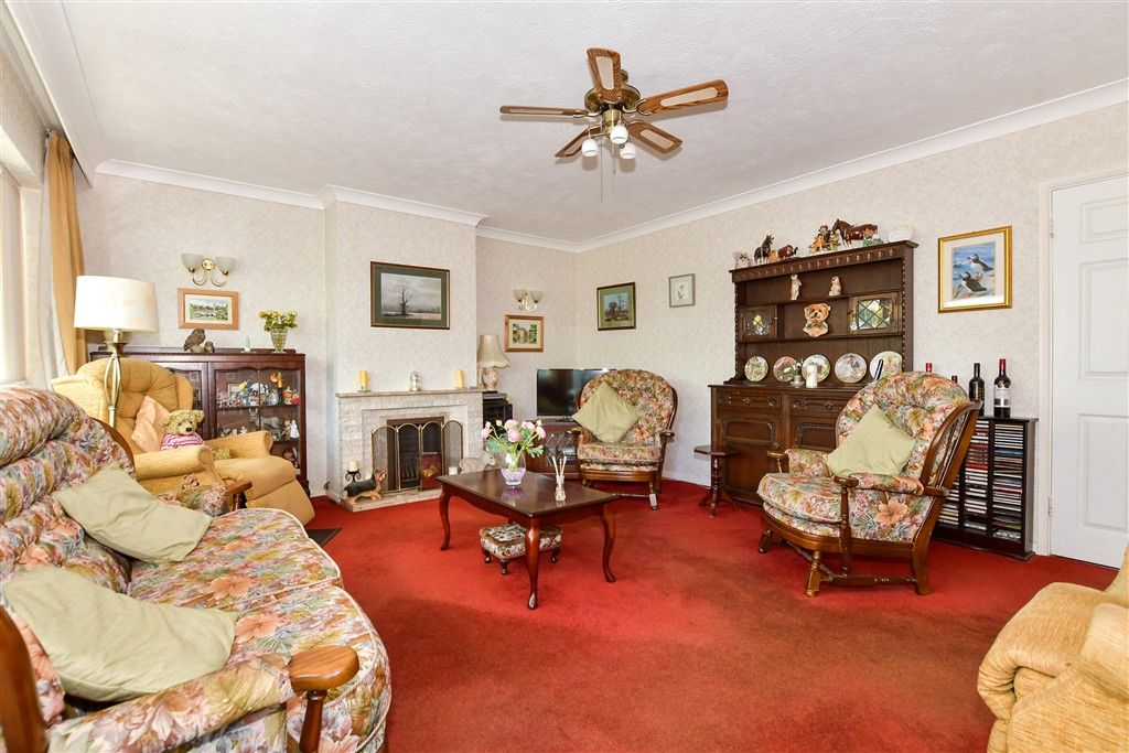 Property photo 3 of 9 Lounge