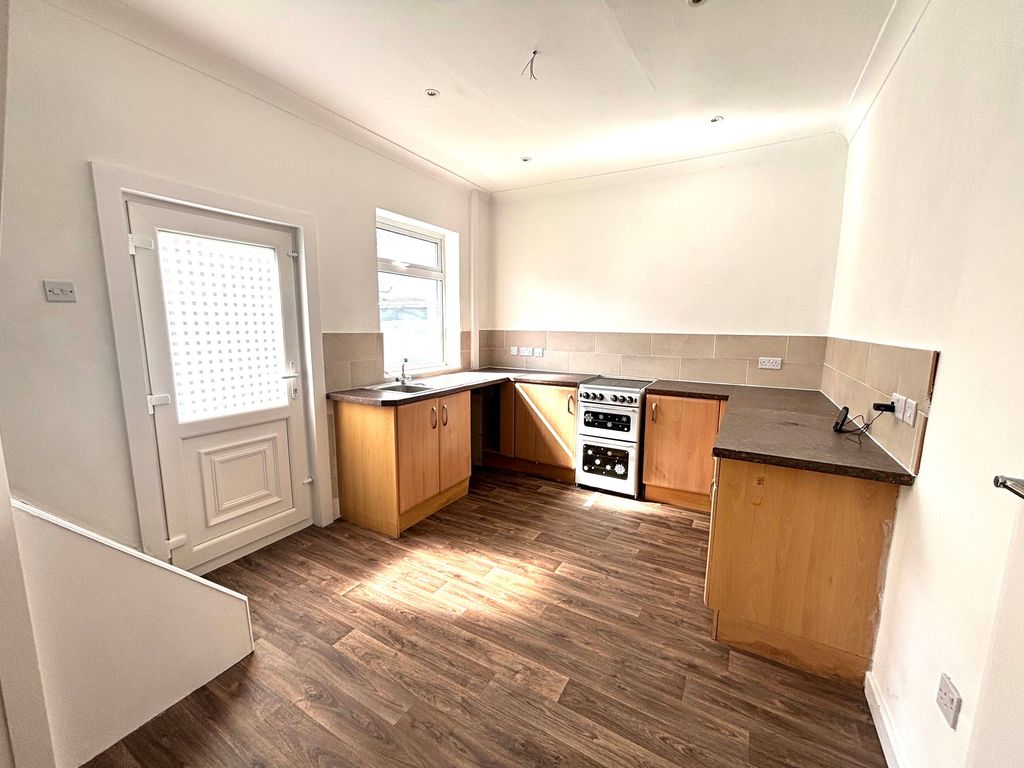Property photo 3 of 11 Kitchen