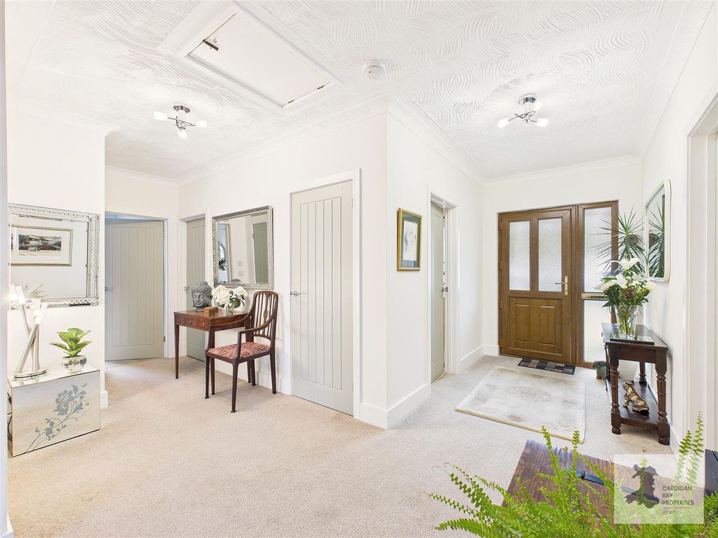 Property photo 3 of 34 Hallway