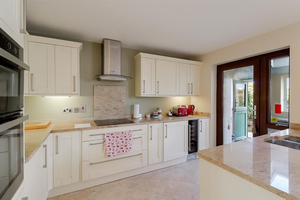 Property photo 3 of 26 4-Bed-House-Prestbury (21).Jpg