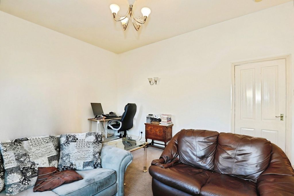 Property photo 2 of 18 Lounge