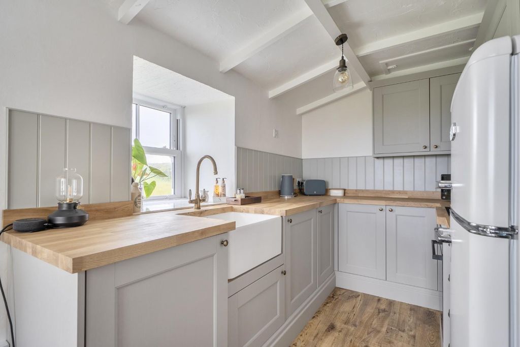 Property photo 3 of 18 Kitchen