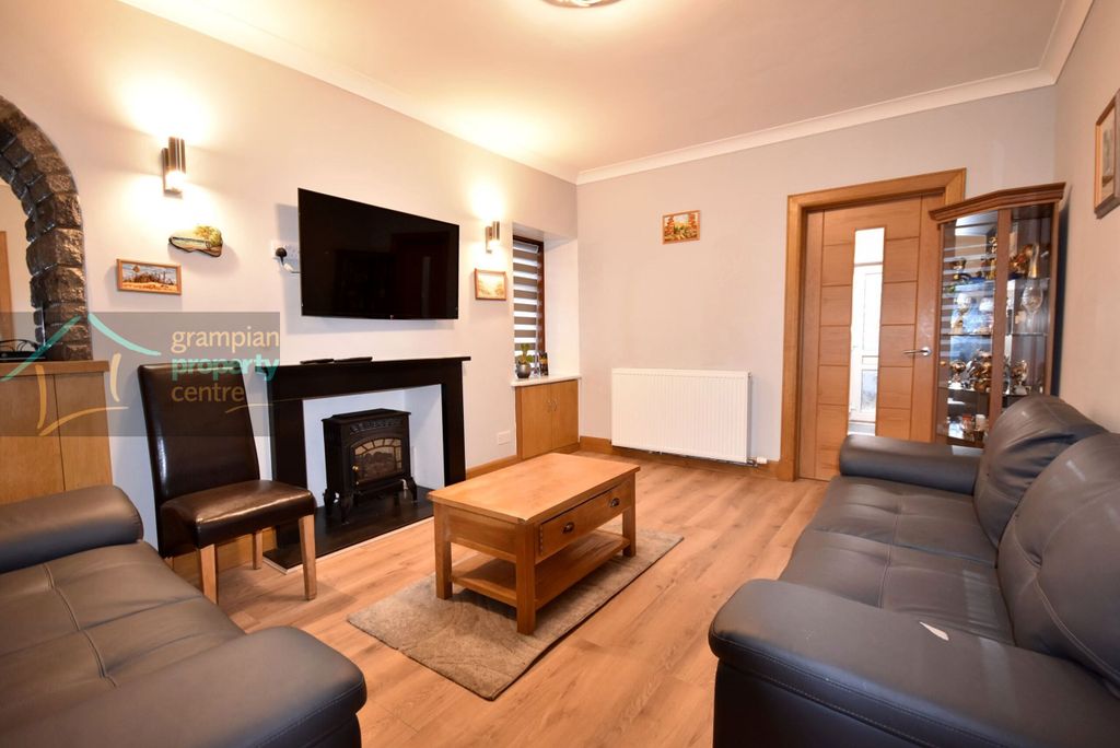 Property photo 3 of 17 Lounge 2