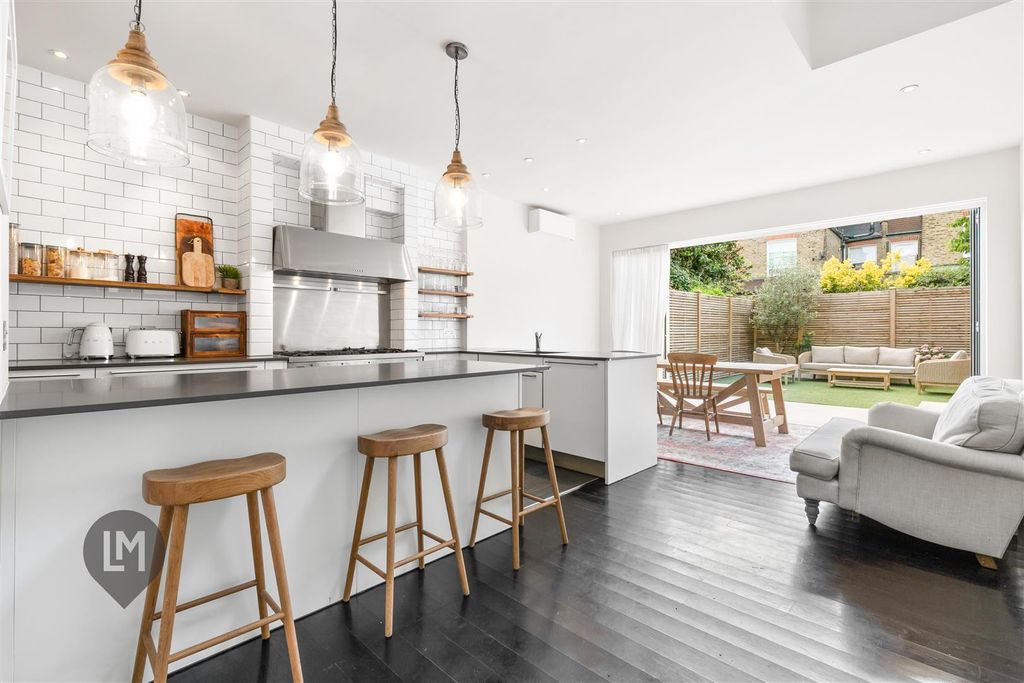 Property photo 3 of 11 Kitchen/Dining Room