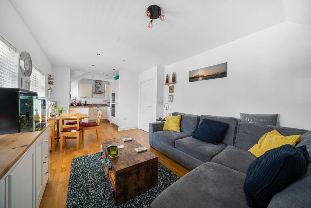 Property photo 2 of 15 1295747-11-682cd8c9Aec2d-Arw.Jpg