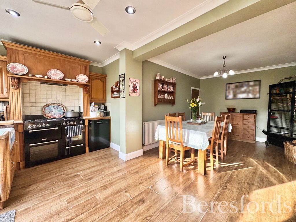 Property photo 2 of 23 Picture No. 15