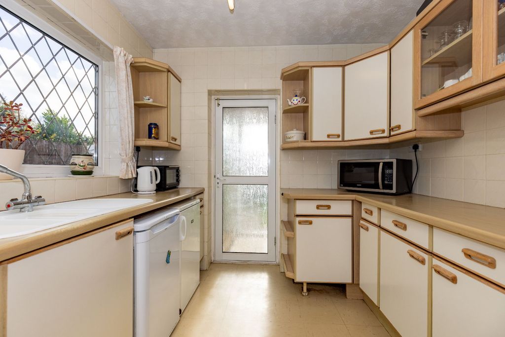 Property photo 3 of 16 Kitchen