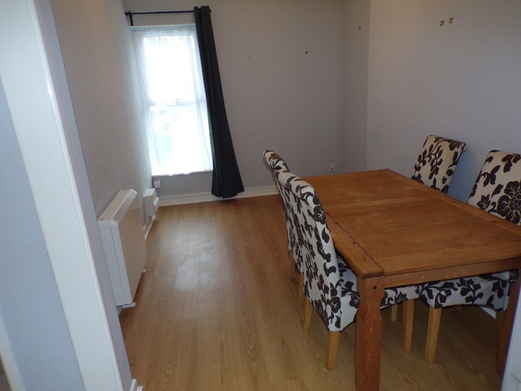 Property photo 3 of 6 Living Area