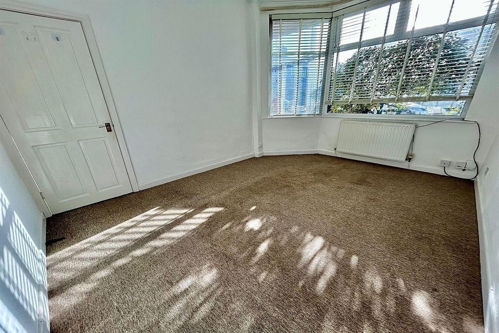 Property photo 3 of 17 Living Room