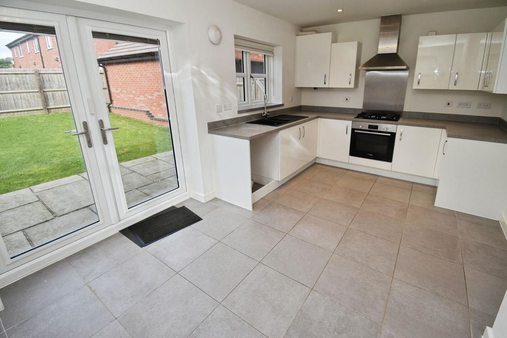 Property photo 3 of 18 Kitchen