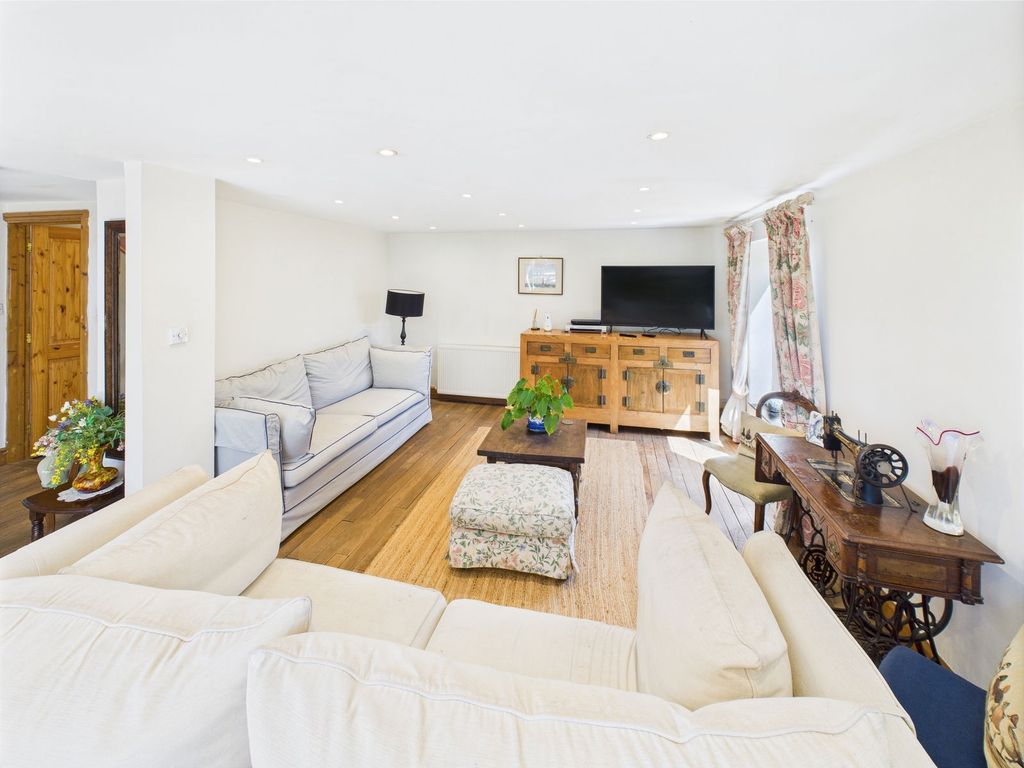 Property photo 3 of 25