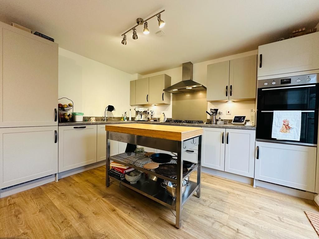 Property photo 3 of 8 Kitchen
