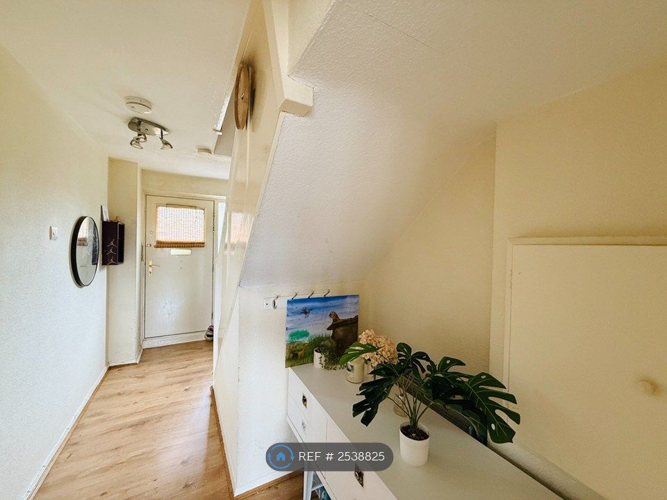 Property photo 3 of 12 Hallway