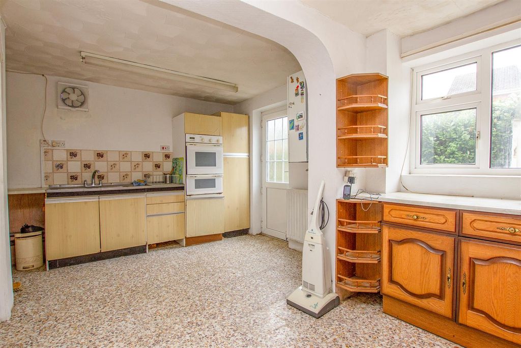 Property photo 3 of 19 Kitchen/Breakfast Room