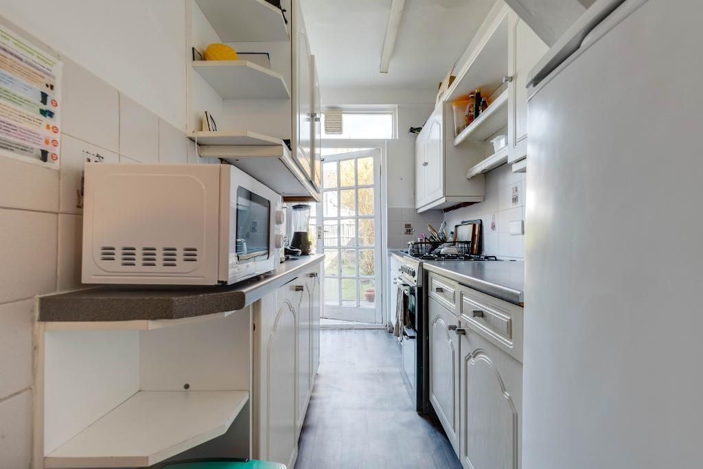 Property photo 3 of 11 Kitchen