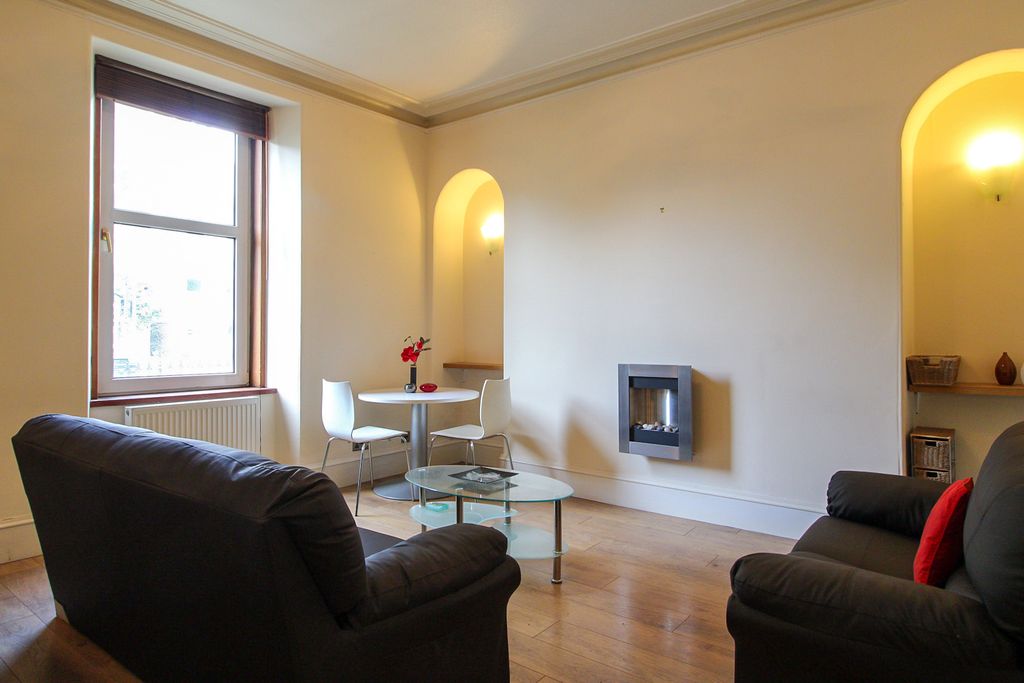 Property photo 1 of 12 Living Room
