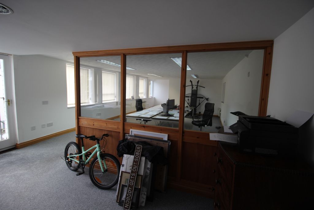 Property photo 3 of 8 Whole Office 