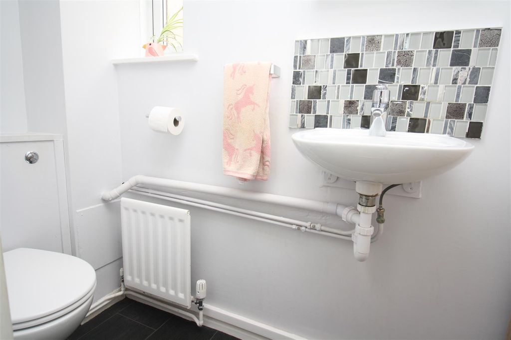 Property photo 2 of 24 Cloakroom