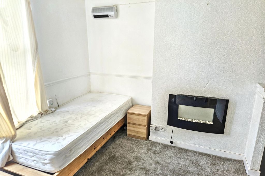 Property photo 3 of 18 18 Pinderfields Road, Wakefield, Wf1 3Nq (Do Not Publish)
