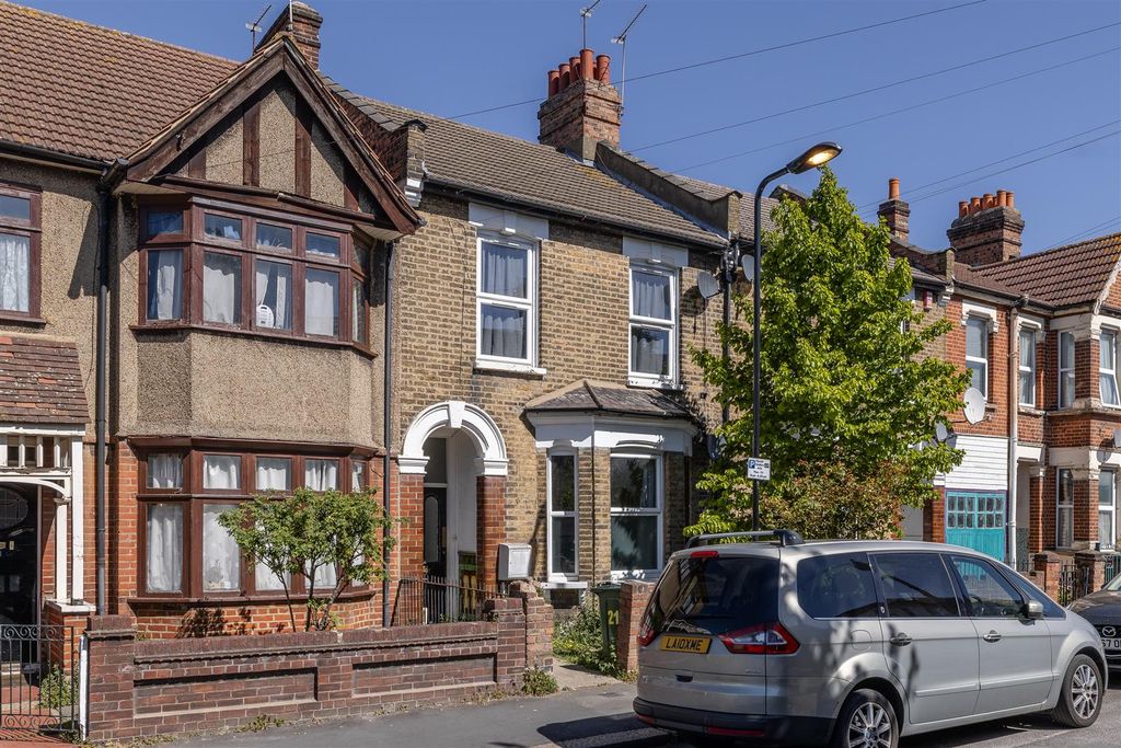 Property photo 1 of 24 Canterbury Rioad, E10