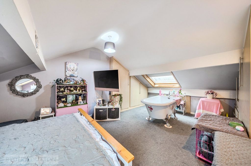 Property photo 2 of 22 Loft Room