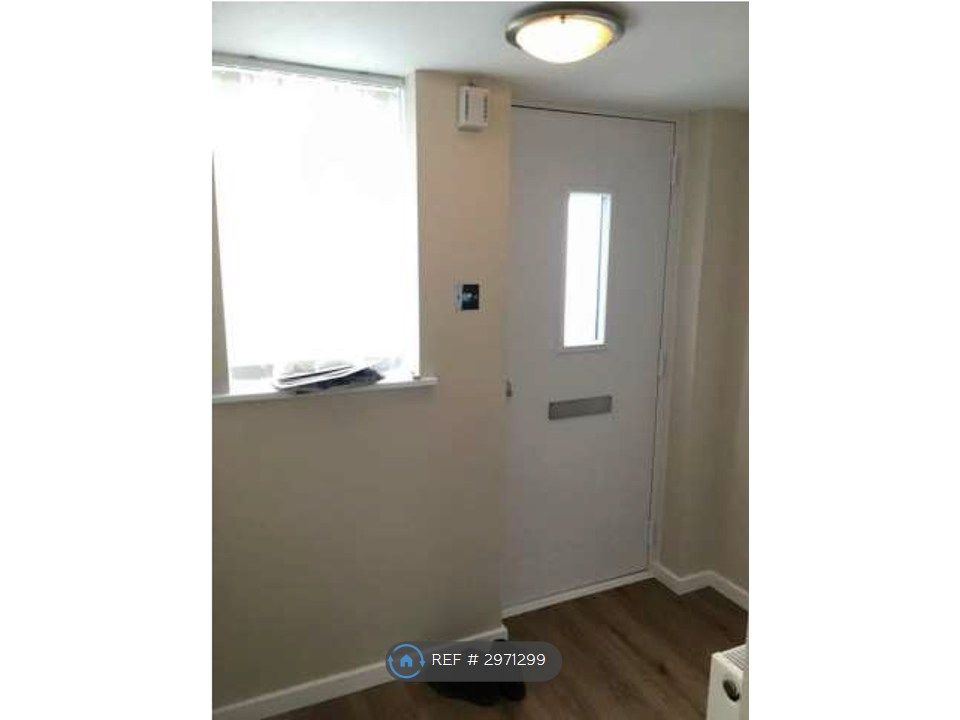 Property photo 2 of 12 Entrance Hall