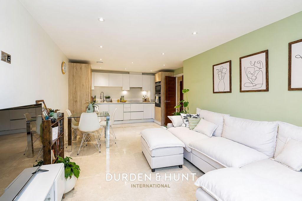 2 bed flat for saleStation Way, Buckhurst Hill IG9 photo 4
