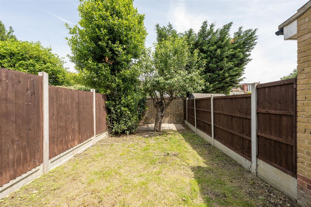 Property photo 3 of 20 Victory Road, E11