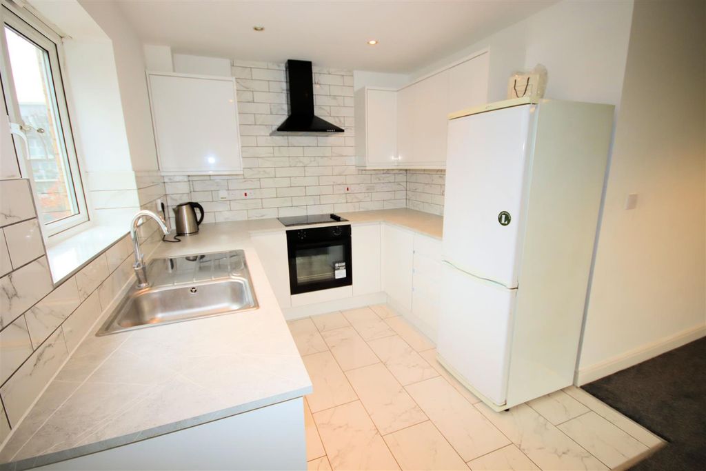 Property photo 3 of 14 Fitted Kitchen