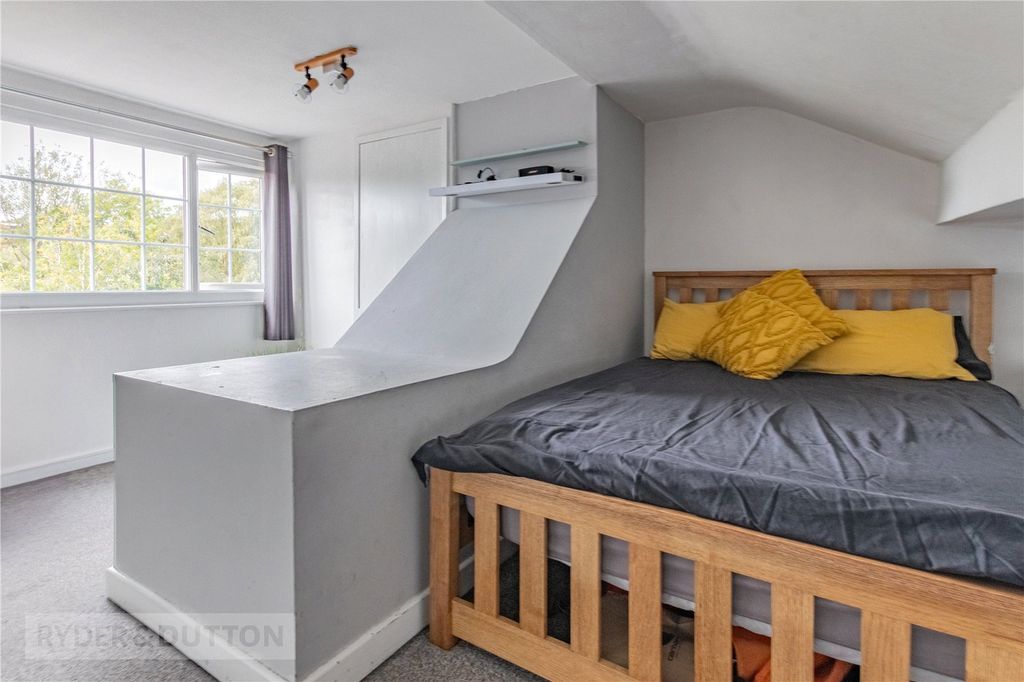 Property photo 3 of 25 Loft Room