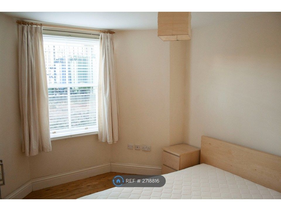 Property photo 2 of 6 Bedroom