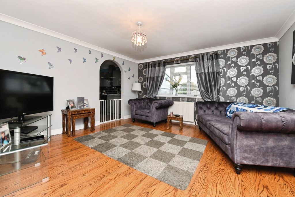 Property photo 3 of 16 Lounge