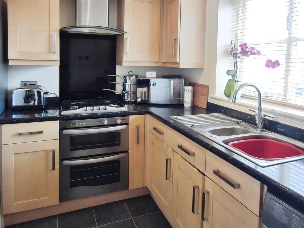 Property photo 2 of 9 Kitchen