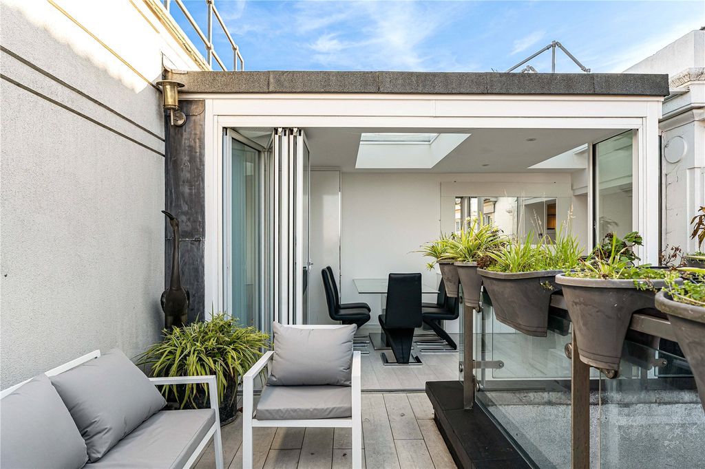 Property photo 2 of 22 Terrace