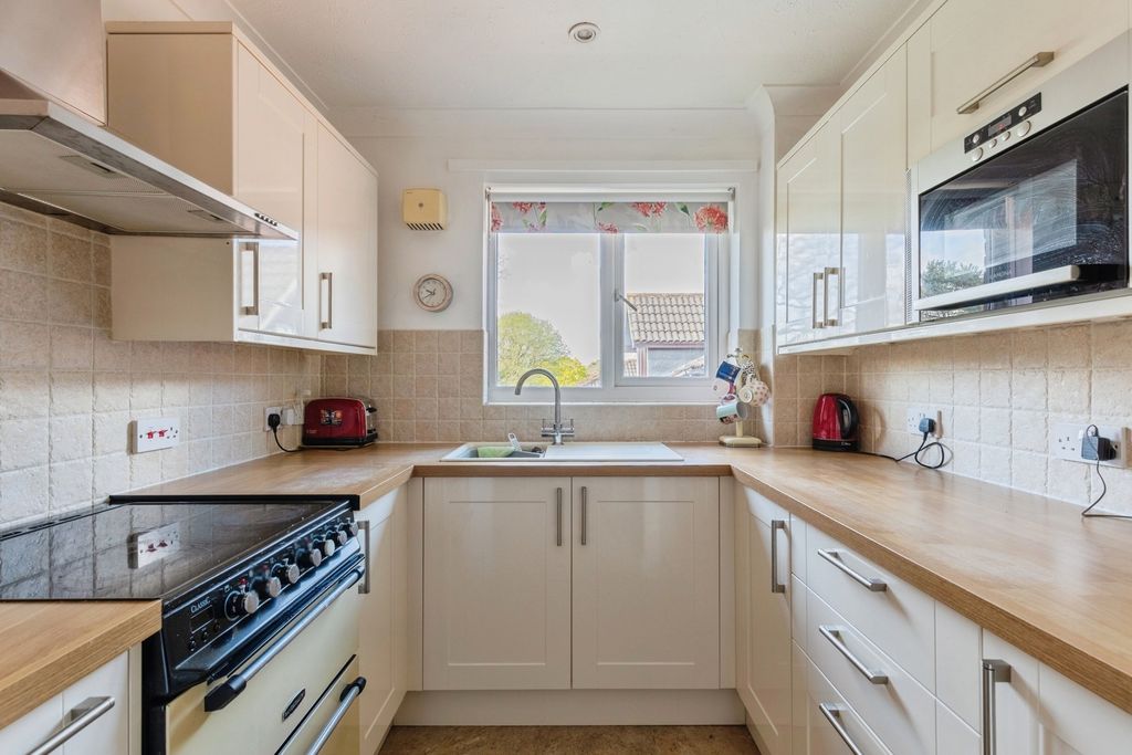 Property photo 3 of 18 Kitchen