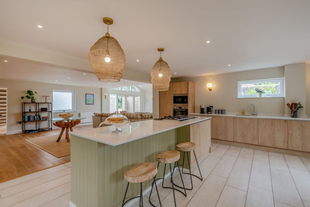 Property photo 1 of 21 Kitchen/Breakfast Rm