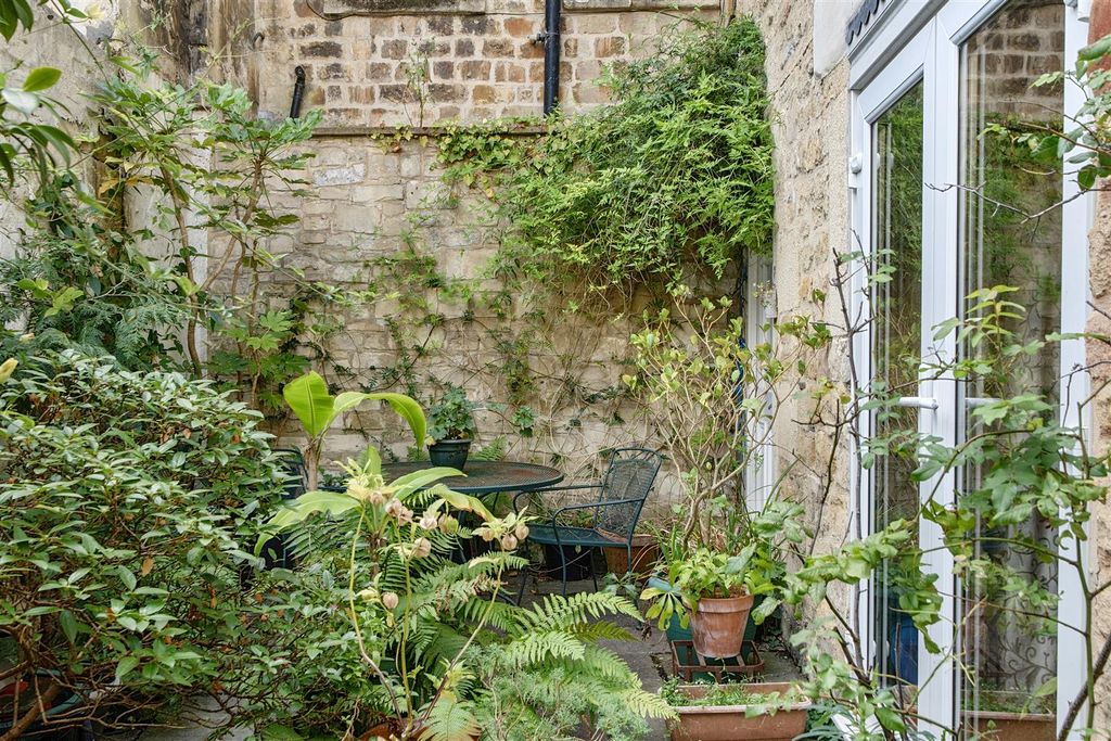 Property photo 3 of 18 Courtyard II.Jpg