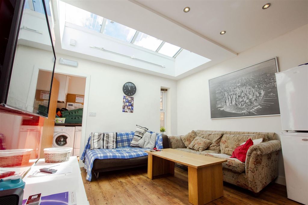 Property photo 1 of 16 Approach